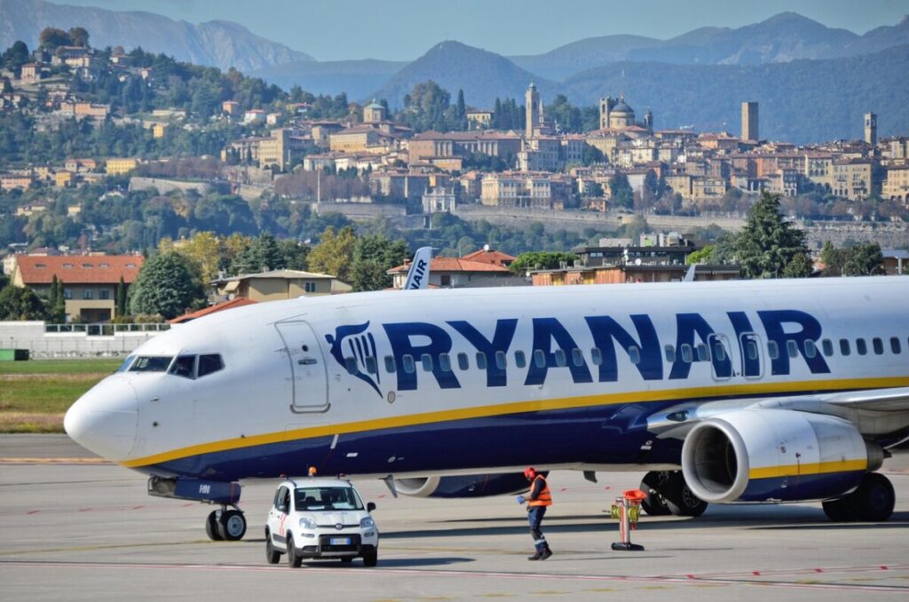 Ryanair: utile in calo, ma obiettivi ambiziosi per il 2026 Ryanair: utile in calo, ma obiettivi ambiziosi per il 2026