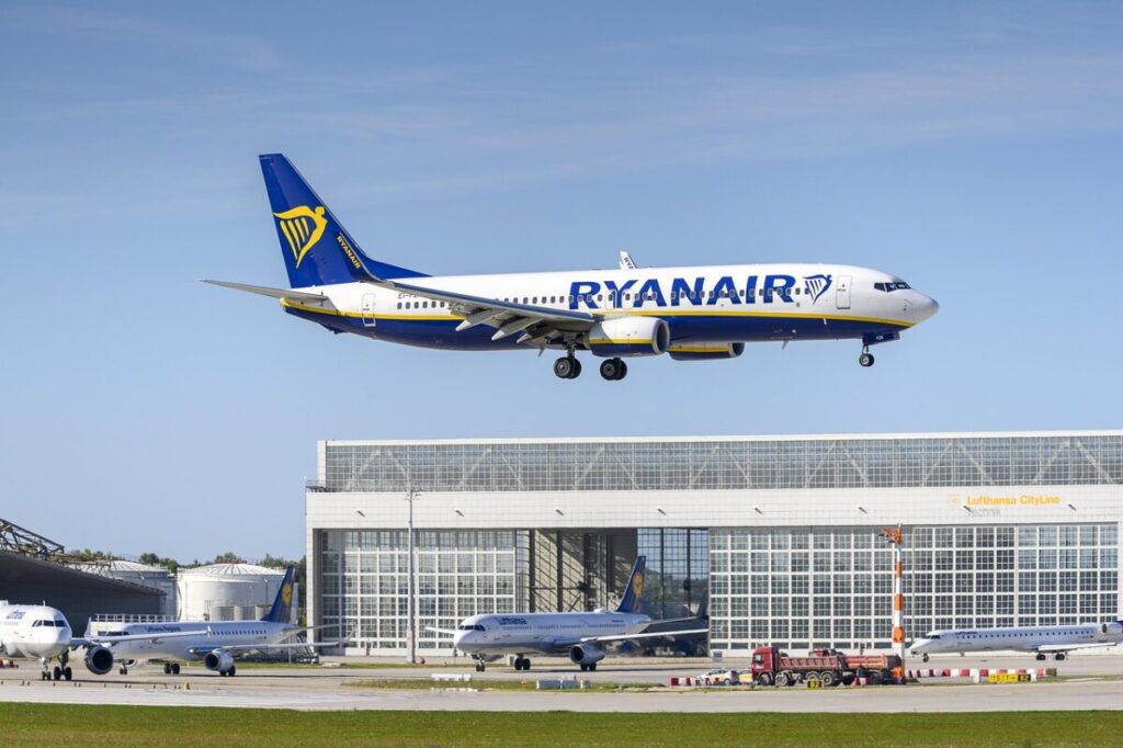 Ryanair: utile in calo, ma obiettivi ambiziosi per il 2026 Ryanair: utile in calo, ma obiettivi ambiziosi per il 2026