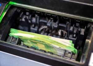 Cambiano i prelievi ATM: trasparenza sì, ma più rischi