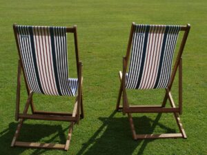 Prendere il sole nudi in giardino: cosa prevede davvero la legge?