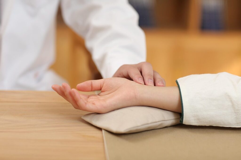 Assenza per malattia: quando il datore contesta il certificato medico