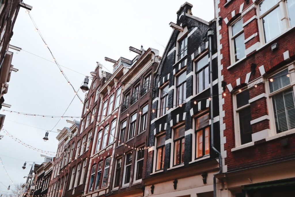 Le città europee con le tasse di soggiorno più salate: Amsterdam guida la classifica Le città europee con le tasse di soggiorno più salate: Amsterdam guida la classifica