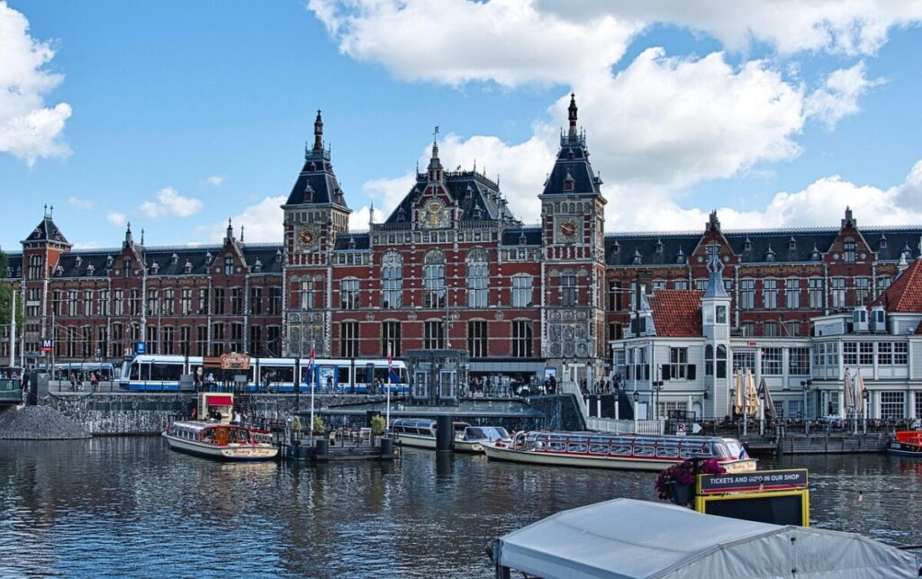Le città europee con le tasse di soggiorno più salate: Amsterdam guida la classifica Le città europee con le tasse di soggiorno più salate: Amsterdam guida la classifica