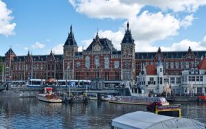Le città europee con le tasse di soggiorno più salate: Amsterdam guida la classifica