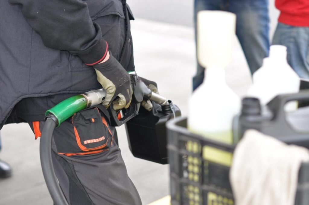 Benzina alle stelle in autostrada: ecco dove costa di più e come risparmiare