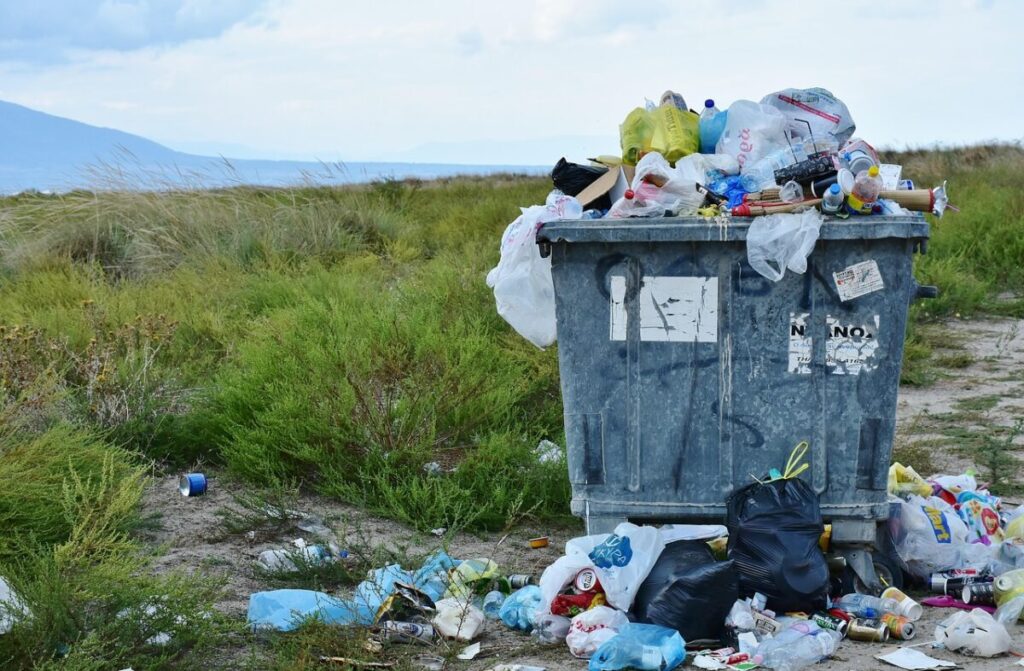 Abbandono di rifiuti dai veicoli: nuove sanzioni fino a 18mila euro e confisca del mezzo Abbandono di rifiuti dai veicoli: nuove sanzioni fino a 18mila euro e confisca del mezzo