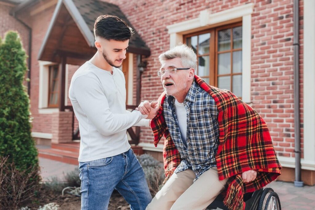 Bonus caregiver: con la Legge 104 si possono ottenere fino a 800 euro in più Bonus caregiver: con la Legge 104 si possono ottenere fino a 800 euro in più