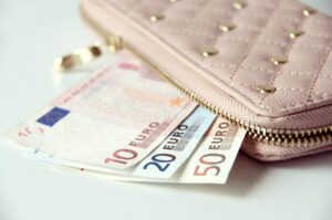 Contanti in casa: perché è ancora importante averli e qual è la cifra giusta