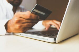 Addio all’app Postepay: dal 9 ottobre tutto passa all’app Poste Italiane