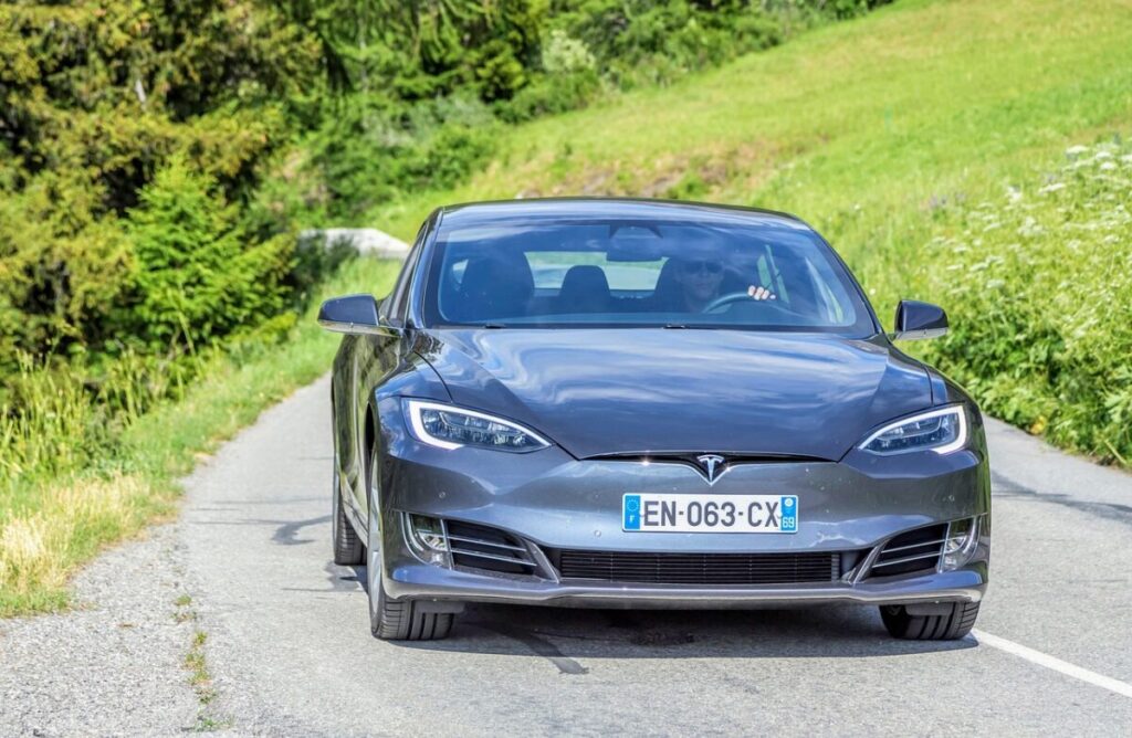 Tesla aumenta la produzione in Germania, ma in Europa le vendite crollano Tesla aumenta la produzione in Germania, ma in Europa le vendite crollano