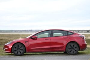 Tesla aumenta la produzione in Germania, ma in Europa le vendite crollano
