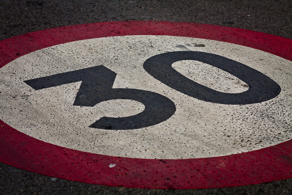 Città a 30 km/h: in soli 6 mesi, il risparmio che nessuno si aspettava Città a 30 km/h: in soli 6 mesi, il risparmio che nessuno si aspettava