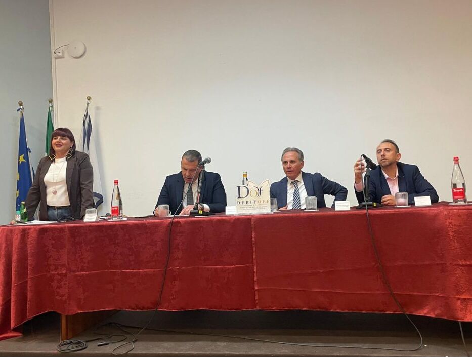 Campania, nasce un nuovo supporto contro debiti e sovraindebitamento per famiglie e piccoli imprenditori Campania, nasce un nuovo supporto contro debiti e sovraindebitamento per famiglie e piccoli imprenditori