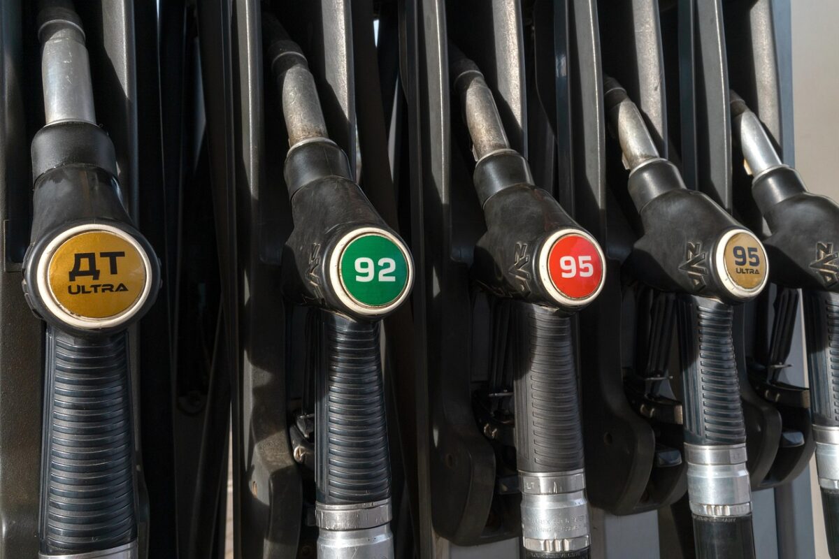 Benzina, prezzi in calo in Italia: il costo torna sotto 1,90 euro al litro