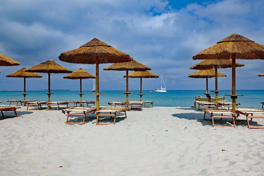 Caro vacanze 2026: stangata sulle spiagge e conti oltre i 100 euro al giorno Caro vacanze 2026: stangata sulle spiagge e conti oltre i 100 euro al giorno