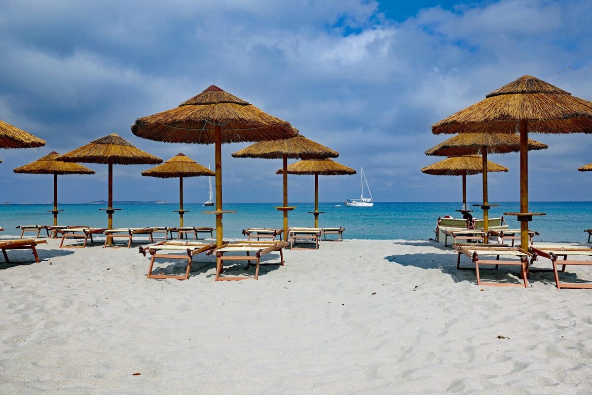 Caro vacanze 2026: stangata sulle spiagge e conti oltre i 100 euro al giorno Caro vacanze 2026: stangata sulle spiagge e conti oltre i 100 euro al giorno