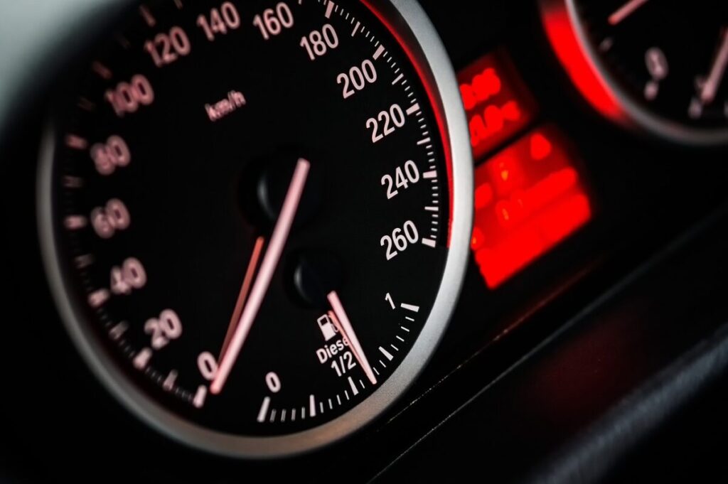 Rincari carburante: impatto diretto sulle vacanze estive
