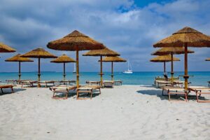 Ombrelloni e lettini lasciati in spiaggia di notte: cosa si rischia davvero