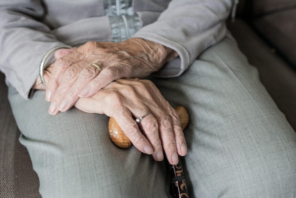 Pensione senza contributi: requisiti e domanda