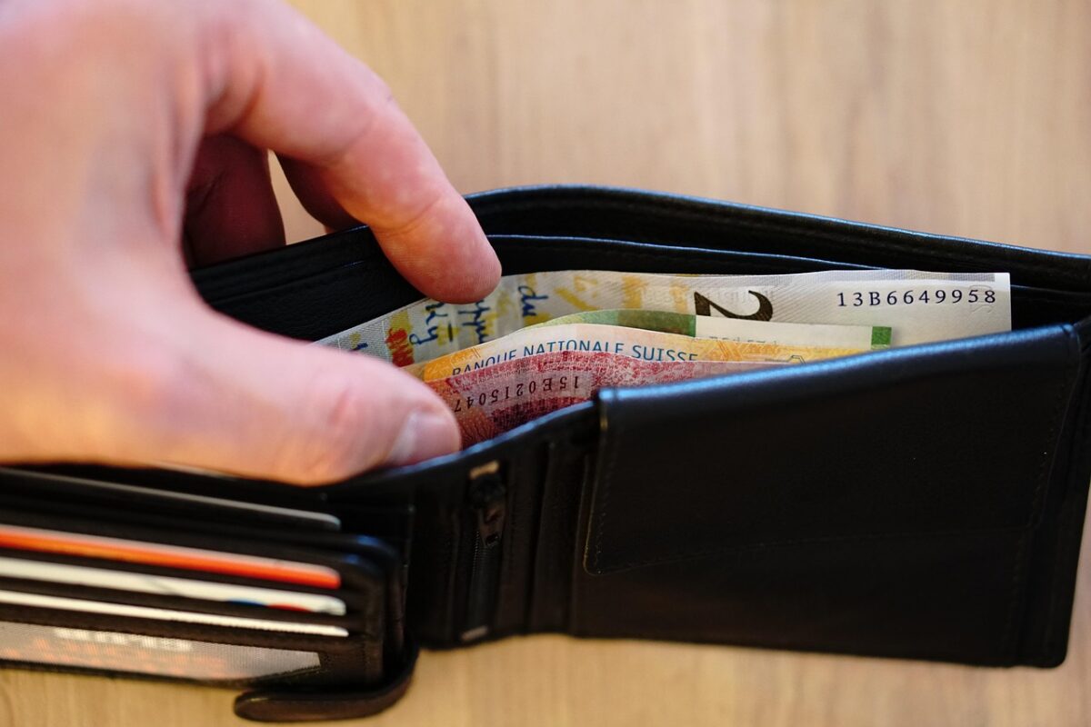 Bonifico dai genitori al figlio: quando scatta davvero la tassa dell’8% Bonifico dai genitori al figlio: quando scatta davvero la tassa dell’8%